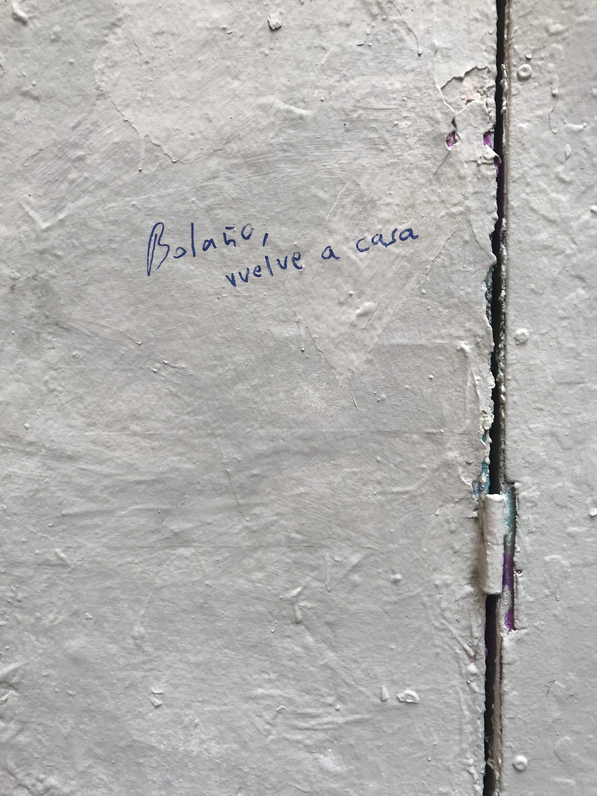 El título de la obra grafiteado