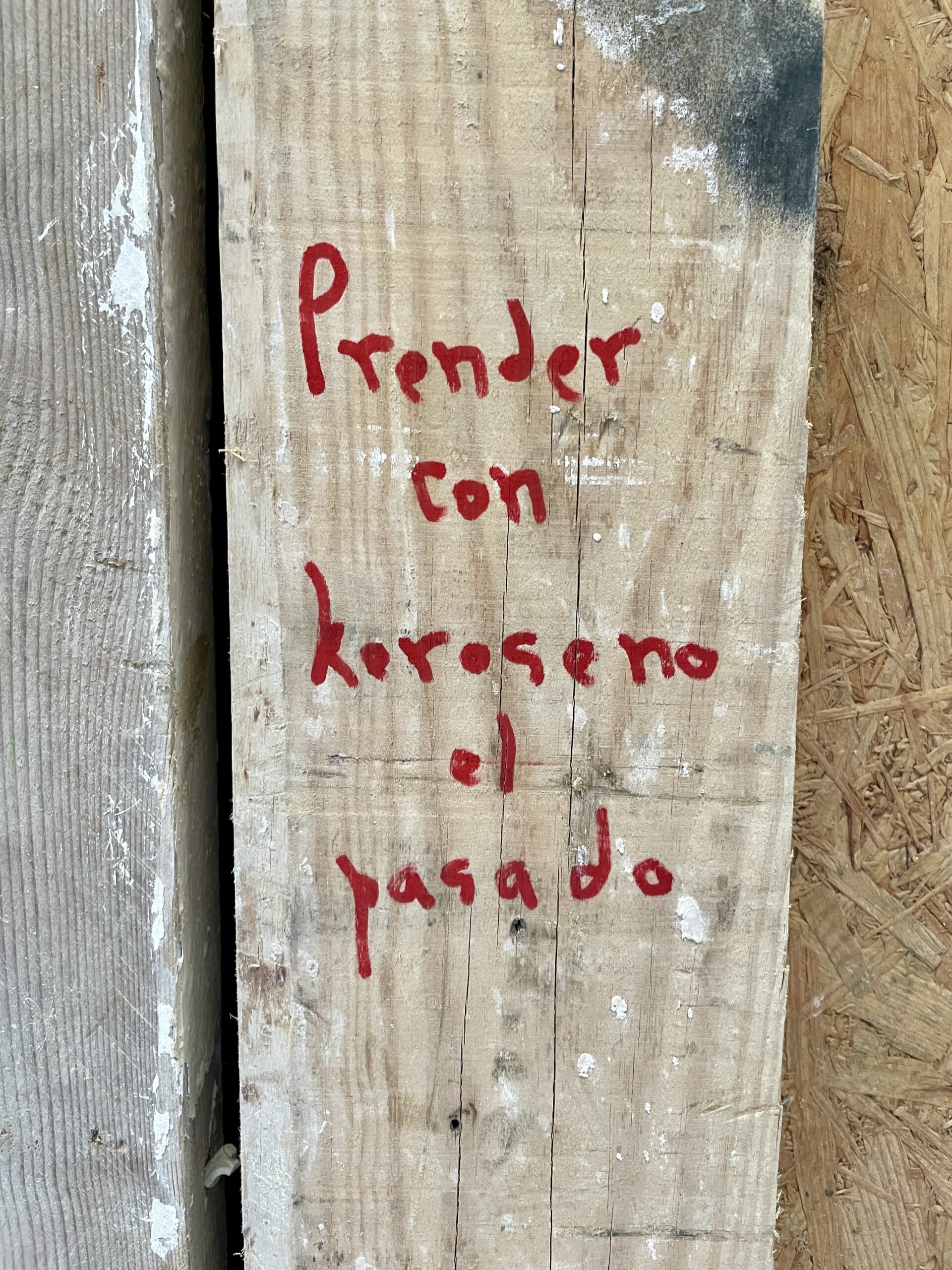 Otro aerolito grafiteado en las calles