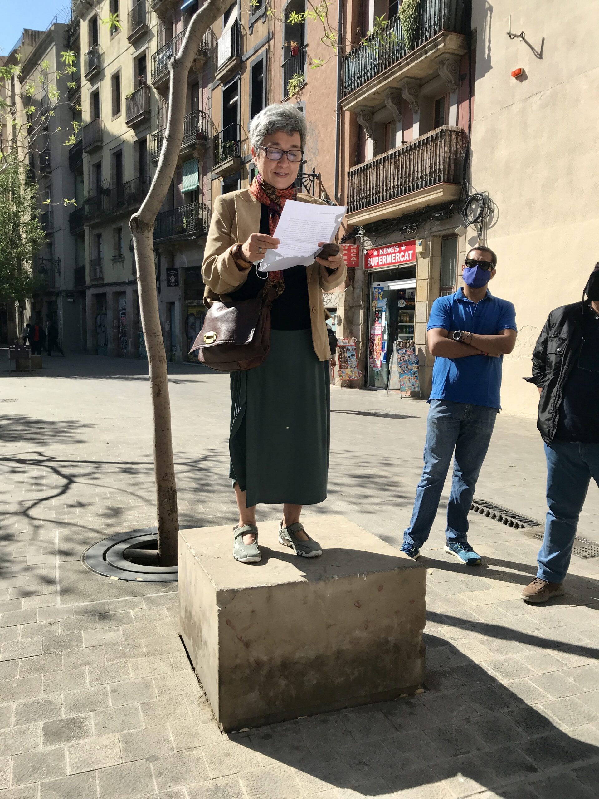 Una espectadora lee una carta en la plaza Vicenç Martorell