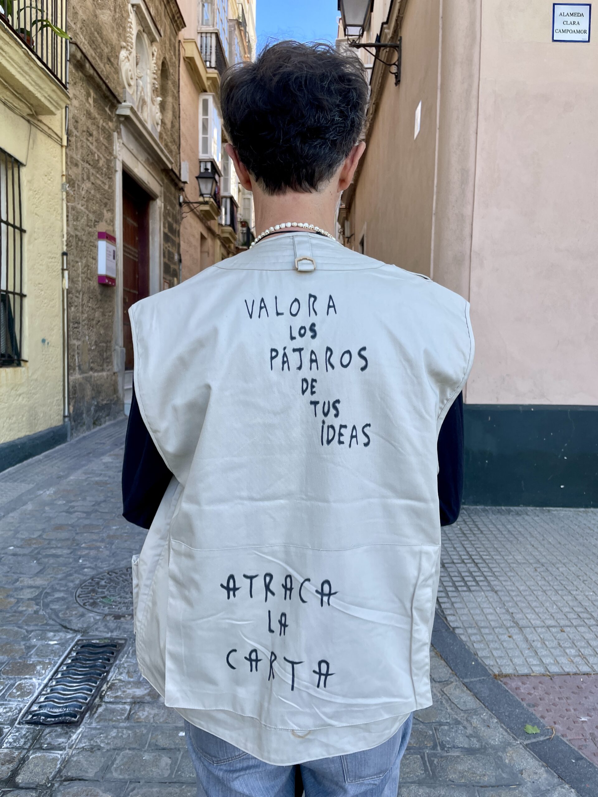 Marc y su chaleco diseñado especialmente