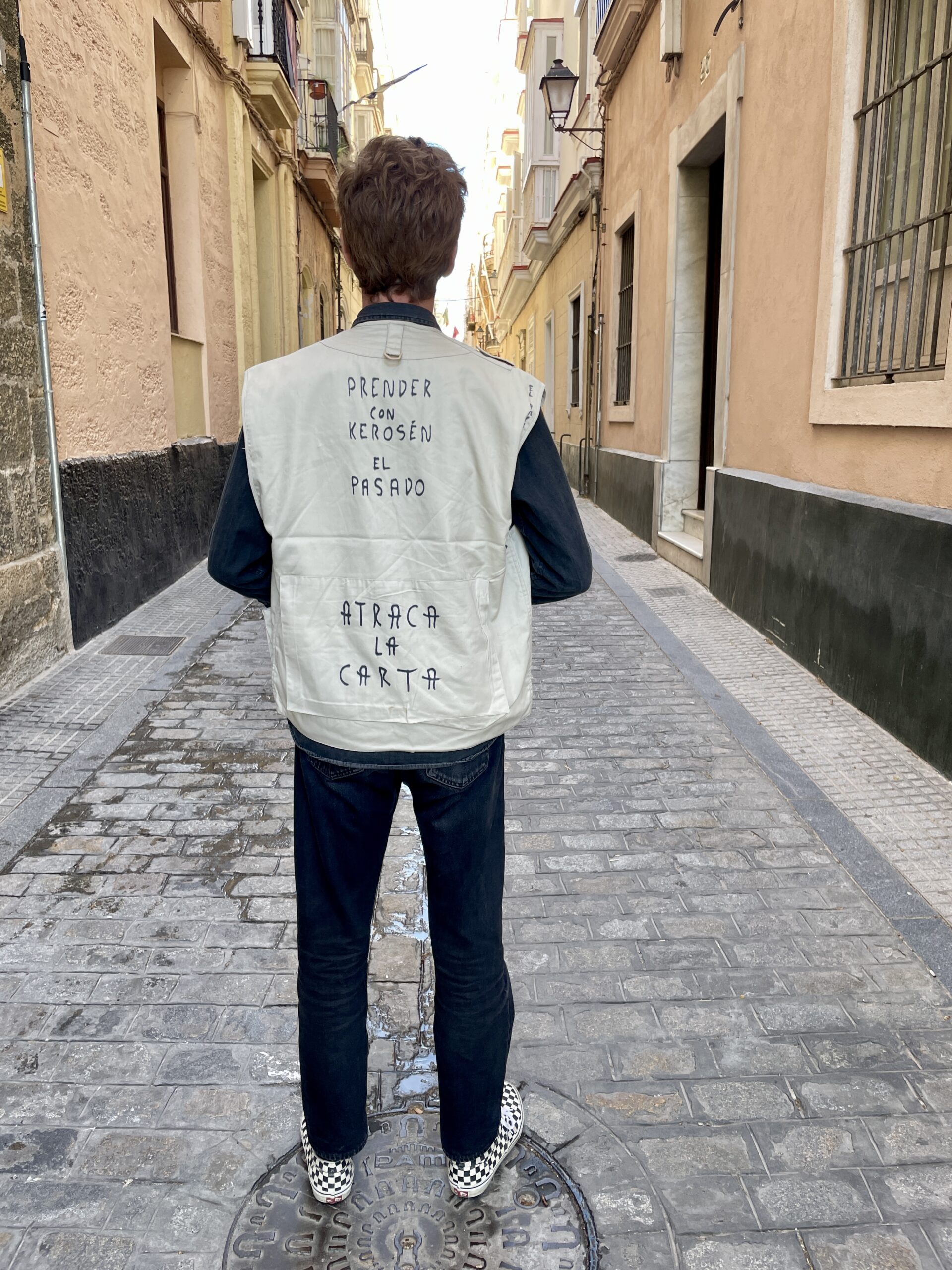 Esteban y su chaleco diseñado especialmente