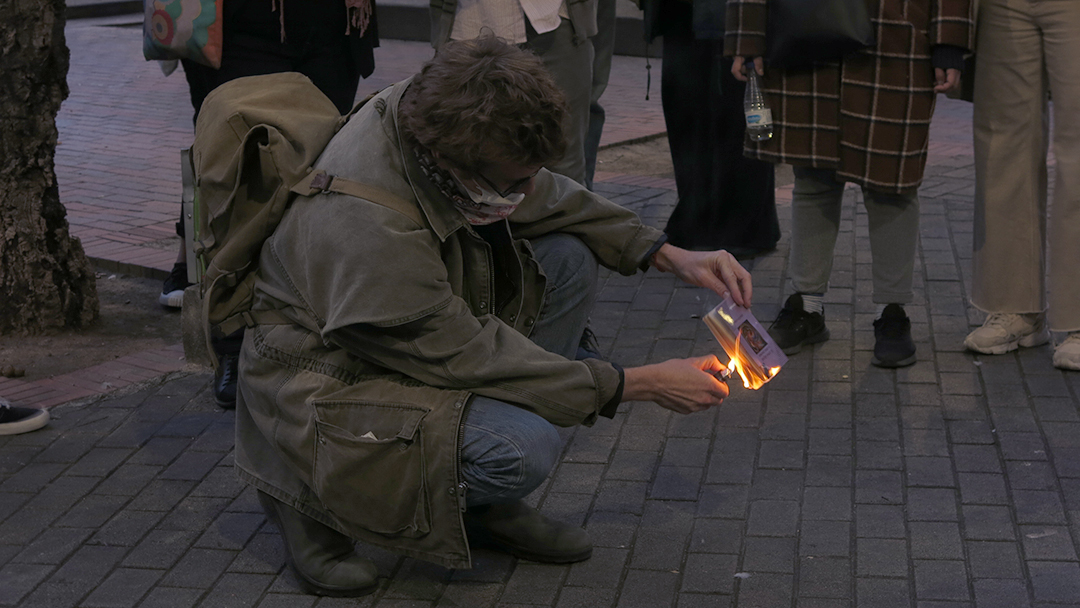 Y otro más… frente a la real Universidad Desconocida