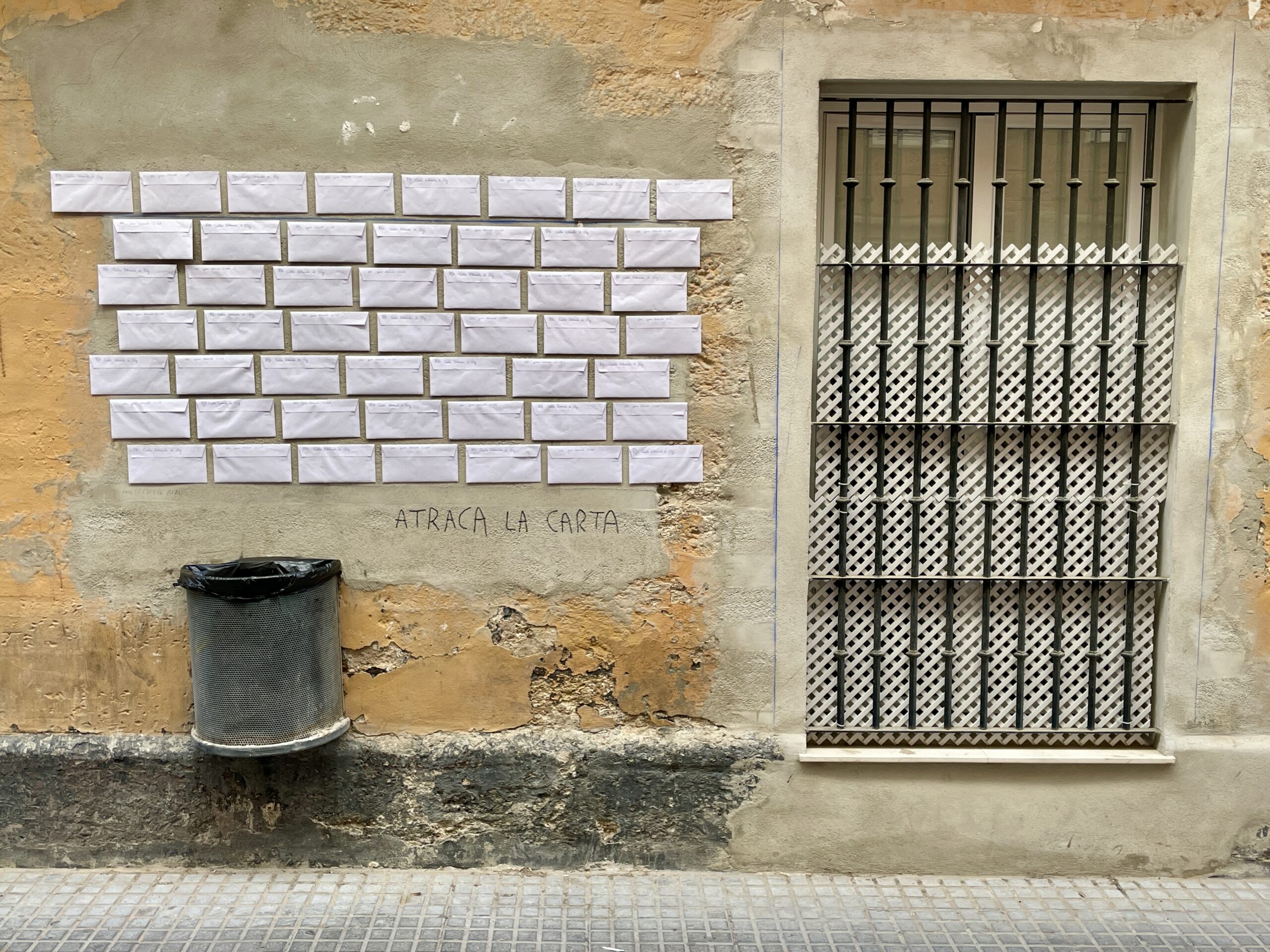 Sobres con cartas pegadas a una pared del centro de Cádiz