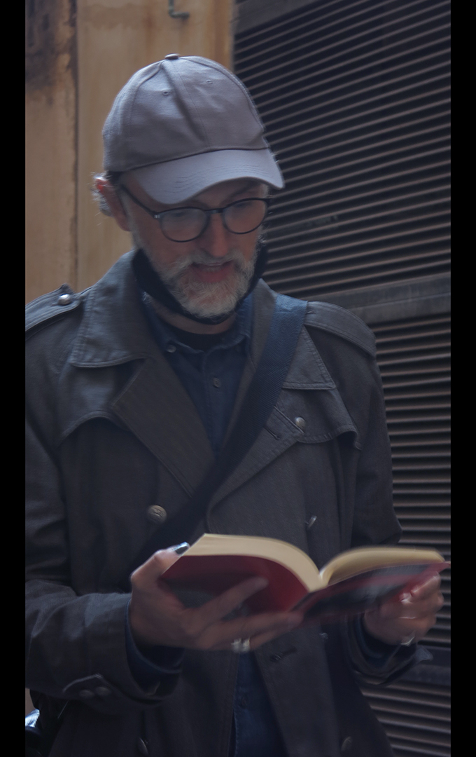 Marc en plena lectura frente al bar Cèntric