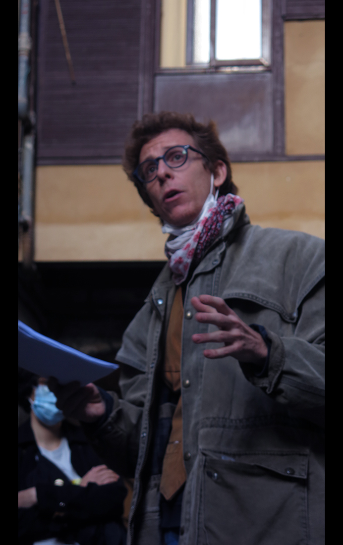 Esteban leyendo un poema del fanzine «Rimbaud, vuelve a casa»