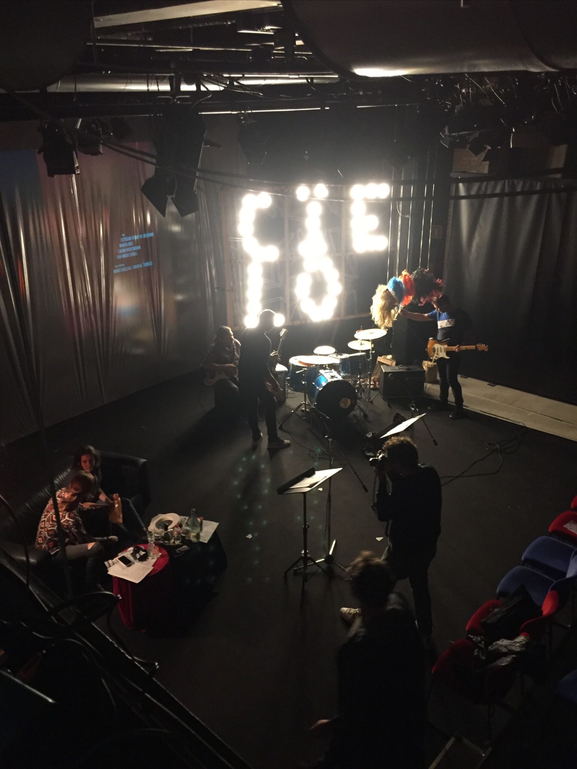 Con un cartel hecho de lucecitas por el artista Antonio Ortega