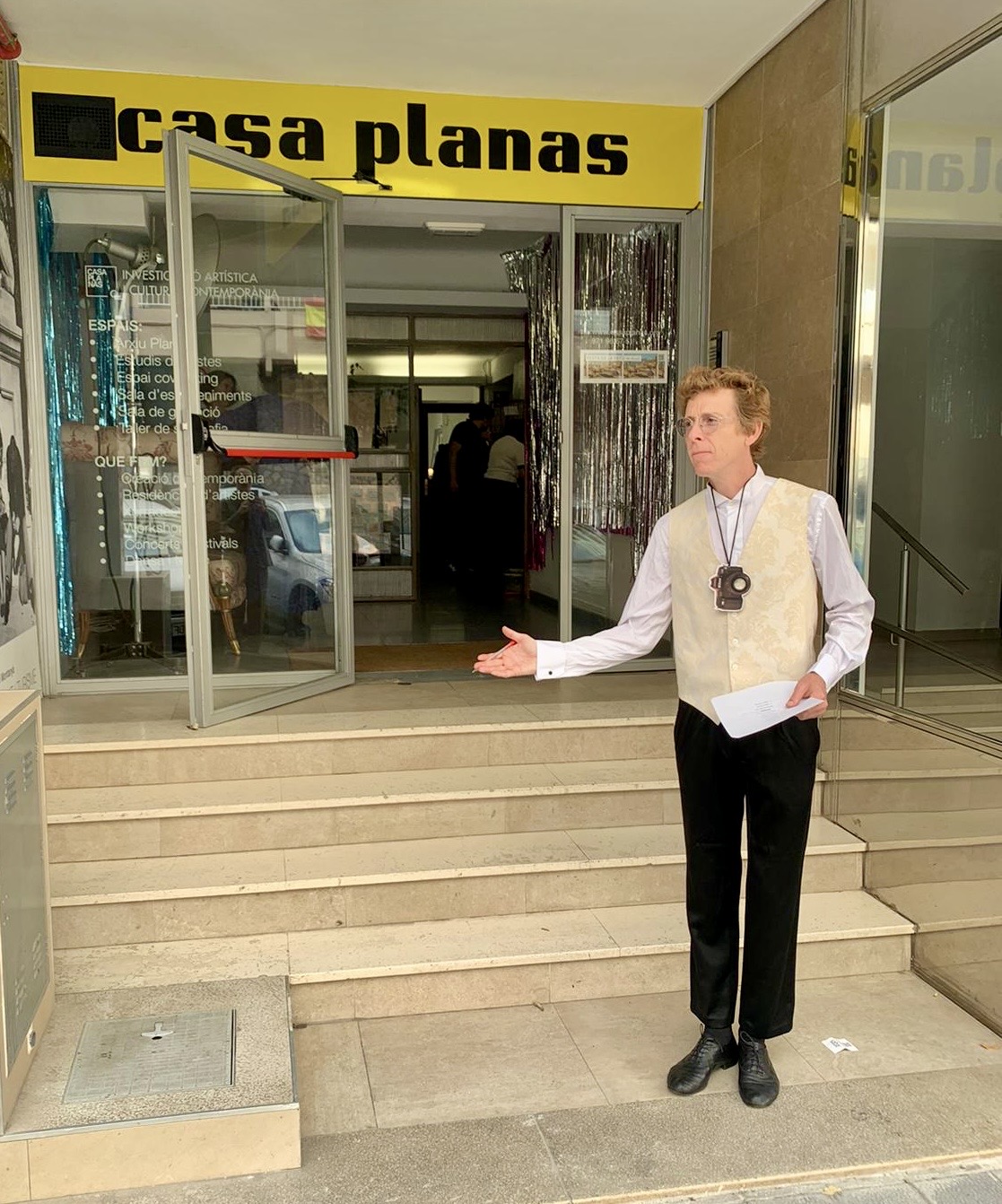 Esteban haciendo de camarero y recibiendo a los comensales