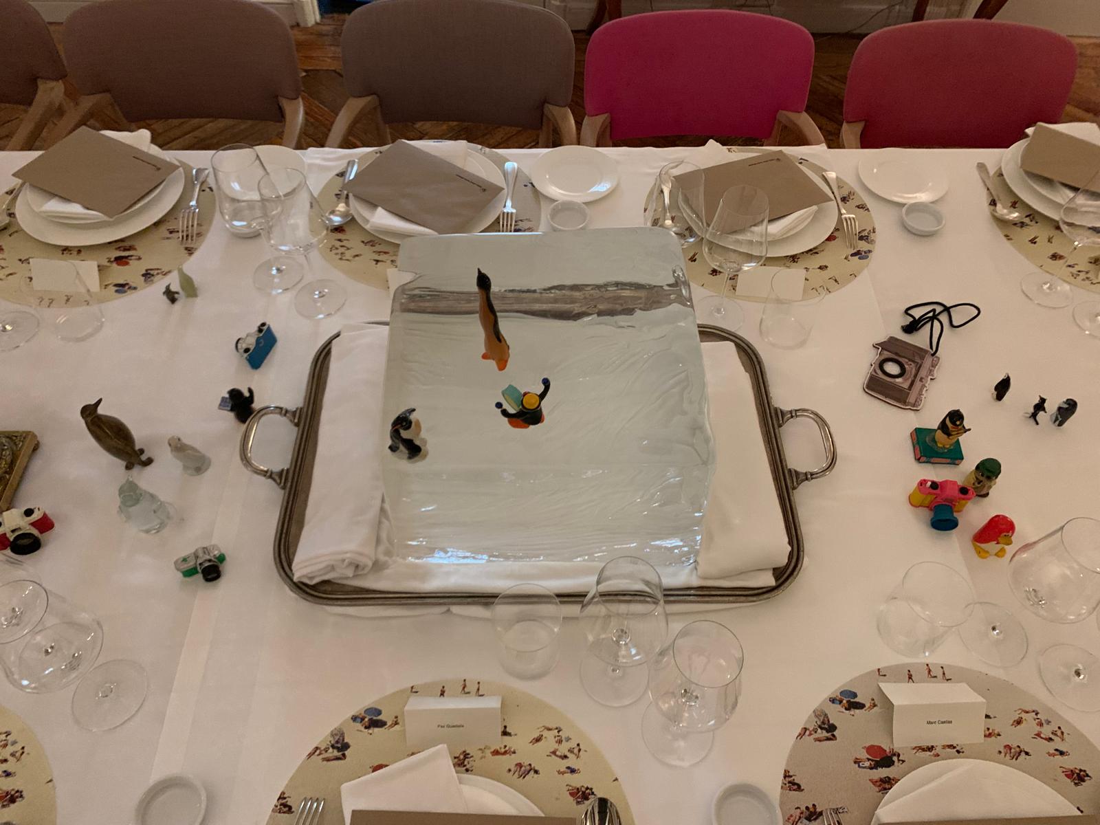 En el centro de la mesa, pingüinos derritiéndose