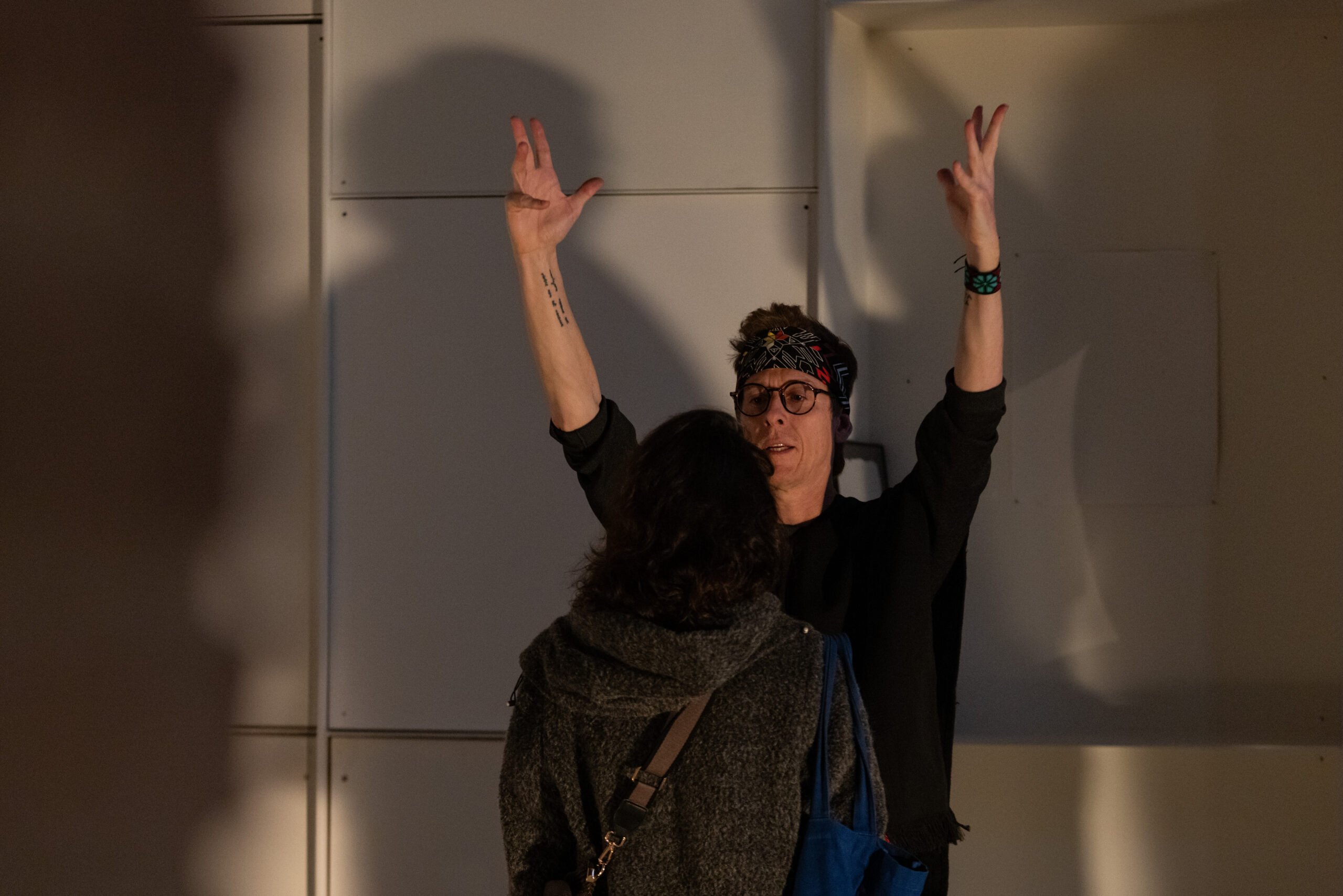 Sahumando al público